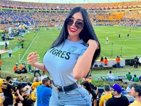 futbol y tetas|VIRAL: Aficionada de fútbol muestra sus pechos en la .